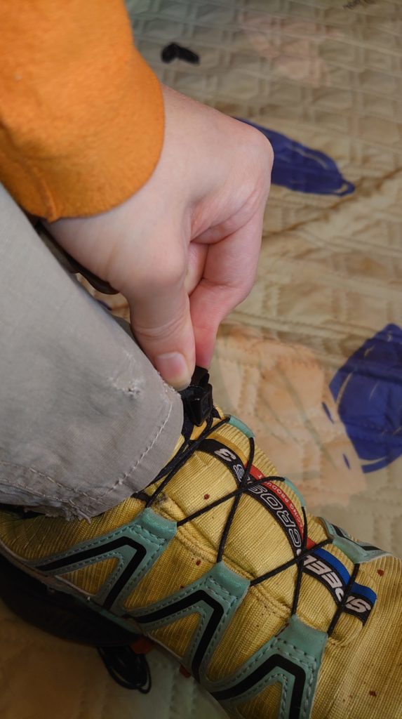 クイックレースのコードロックをつまみ締めている画像