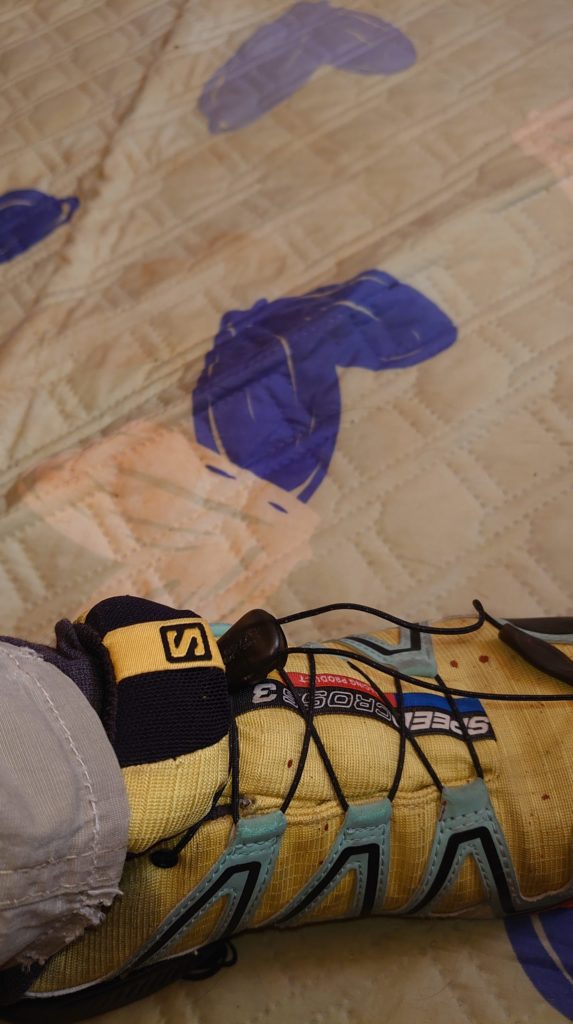 クイックレースのコードロックから手を離しロックされている画像