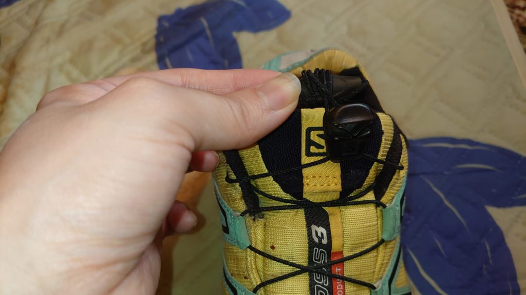 クイックレースの紐をくるくる巻いた画像